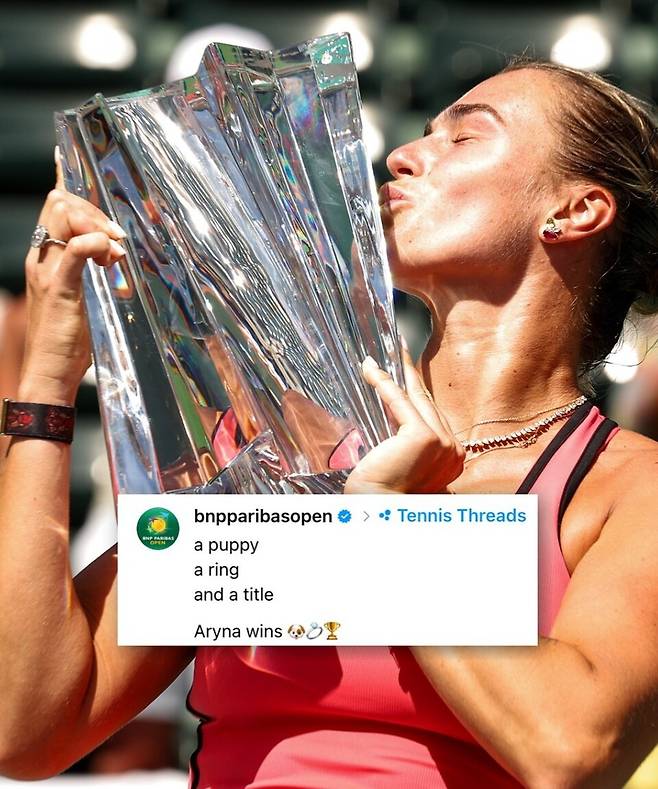 우승 트로피에 입맞춤 하는 사발렌카. BNP파리바오픈 SNS