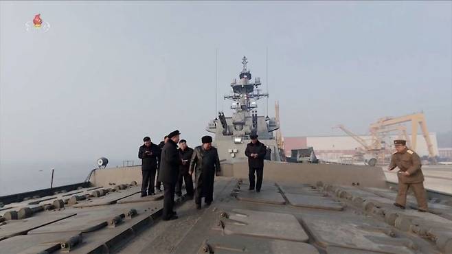 김정은 북한 국무위원장이 지난 3~4일 취역을 앞둔 5천t급 신형 구축함 '최현호'를 찾아 훈련 실태를 점검하고 함대지 전략순항미사일 시험발사를 참관했다고 조선중앙TV가 5일 보도했다. 김 위원장이 수행 간부들과 함께 구축함 갑판 위를 걸으며 살펴보고 있다. [조선중앙TV 화면] 연합뉴스