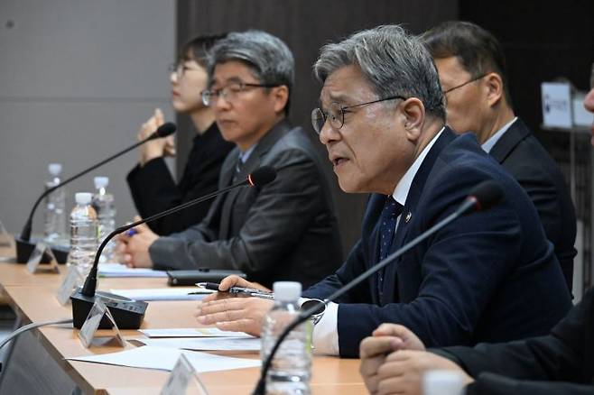 허민 국가유산청장이 16일 오후 국립고궁박물관에서 열린 언론브리핑에서 종묘를 향한 국제사회의 심각한 우려를 전하고 있다.