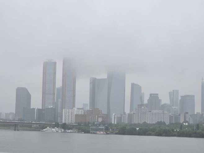 ‘쌀쌀한 아침’ ‘포근한 오후’…미세먼지 ‘나쁨’[내일날씨]= 화요일인 내일(17일) 날씨는 전국이 대체로 맑다가 밤부터 차차 흐려지겠으나, 강원영동과 경상권 동해안은 대체로 흐리겠다. 아침 최저기온은 -4~8도, 낮 최고기온은 12~18도가 되겠다. 당분간 기온은 평년(최저 -2~5도, 최고 11~15도)과 비슷하거나 조금 높은 수준을 보이겠다. ⓒbnt뉴스: 오늘날씨, 내일날씨, 주간날씨 예보&nbsp;