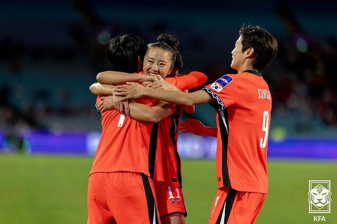 14일 (현지시간) 호주 시드니 스타디움에서 열린 2026 AFC 여자 아시안컵 8강전 대한민국과 우즈베키스탄의 경기에서 골을 넣은 손화연이 최유리와 기쁨을 나누고 있다. /대한축구협회