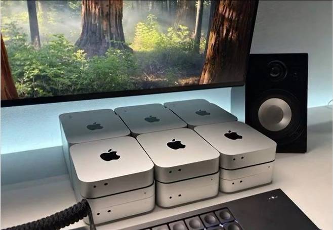 한 실리콘밸리 연쇄창업가가 소셜미디어(SNS)에 올린 '맥 미니' 12대 사진. 최근 SNS에는 'AI 직원'을 의미하는 맥 미니와 함께 스타트업 단체사진을 찍는 것이 유행이다./X