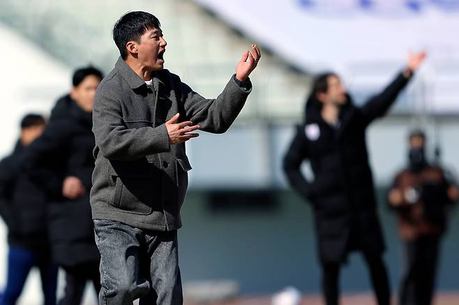 7일 오후 경기도 파주시 금릉동 파주 스타디움에서 열린 하나은행 K리그2 2026 2라운드 파주 프런티어 FC와 수원삼성블루윙즈의 경기에서 수원 이정효 감독이 작전 지시를 하고 있다. 2026.3.7/뉴스1