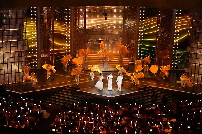 <YONHAP PHOTO-7092> Rei Ami, from left, EJAE, and Audrey Nuna perform 'Golden' from "K-Pop Demon Hunters" during the Oscars on Sunday, March 15, 2026, at the Dolby Theatre in Los Angeles. (AP Photo/Chris Pizzello) 031526132605, 21334631,/2026-03-16 11:10:09/<저작권자 ⓒ 1980-2026 ㈜연합뉴스. 무단 전재 재배포 금지, AI 학습 및 활용 금지>