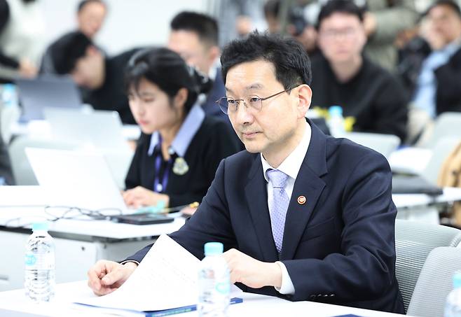 검찰개혁추진단장인 윤창렬 국무조정실장이 16일 서울 종로구 HJ 비즈니스센터 광화문점에서 열린 검찰개혁추진단 주최 '보완수사와 보완수사요구 토론회'에 참석하고 있다./뉴시스