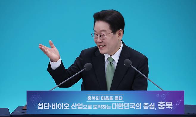 이재명 대통령이 지난 13일 청주 오스코에서 열린 ’충북의 마음을 듣다’ 타운홀미팅 간담회에서 발언을 하고 있다./뉴스1