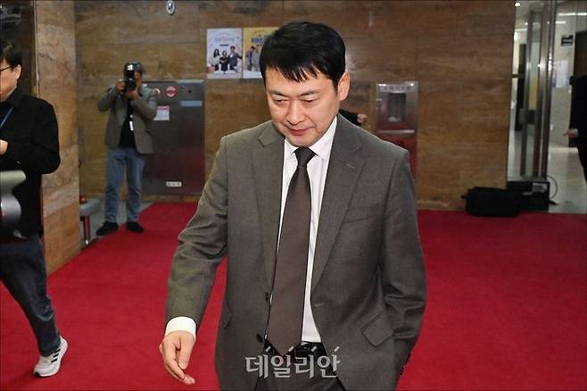 장동혁 국민의힘 대표가 13일 오전 국회에서 국민의힘 당대표실을 나와 이동하고 있다. ⓒ데일리안 홍금표 기자