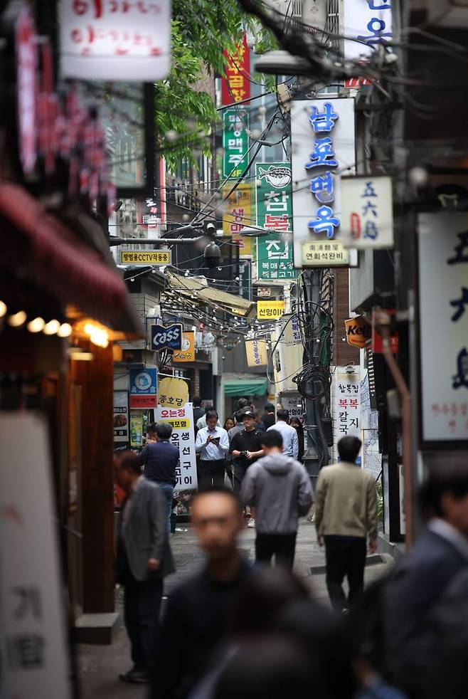 점심시간 직장인들이 서울 시내 한 식당가를 지나가고 있다.ⓒ뉴시스