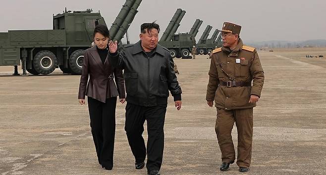 북한 노동당 기관지 노동신문은 김정은 국무위원장(가운데)과 딸 주애(왼쪽)가 참관한 가운데 초대형 방사포(KN-25) 타격훈련이 14일 실시됐다고 15일 보도 했다. 훈련에는 KN-25 12문과 2개의 포병중대가 동원됐다. 노동신문 뉴스1