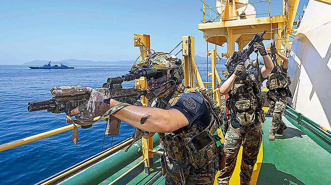 지난해 8월 1일 경남 거제 인근 해역에서 청해부대 소속 해군 특수전전단(UDT/SEAL) 요원들이 피랍 상선으로 가정한 선박 내부를 수색하며 해적 진압 작전 훈련을 하고 있다. 해군 제공