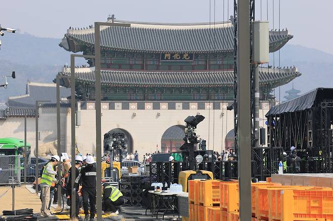16일 서울 광화문장에서 관계자들이 방탄소년단(BTS)의 컴백 라이브 공연 무대를 설치하고 있다. 약 3년 9개월 만에 컴백하는 방탄소년단(BTS)의 공연은 오는 21일 오후 8시 광화문광장에서 ‘BTS 컴백 라이브: 아리랑(ARIRANG)’이라는 타이틀로 개최된다. 2026.3.16 (서울=뉴스1)