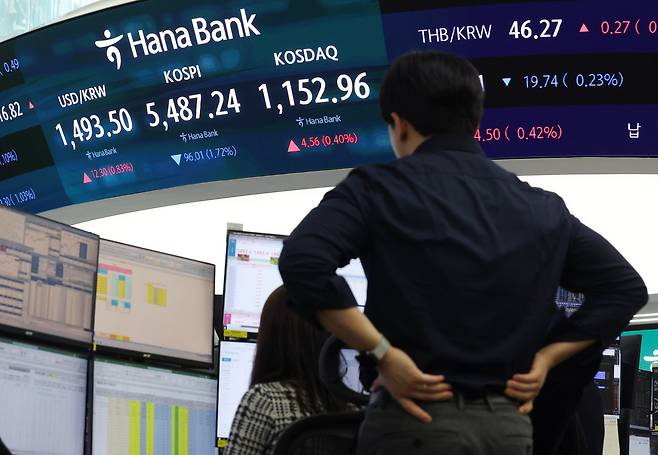 유가 급등 여파에 코스피가 하락한 13일 서울 중구 하나은행 딜링룸에서 딜러들이 업무를 보고 있다. 2026.03.13 서울=뉴시스