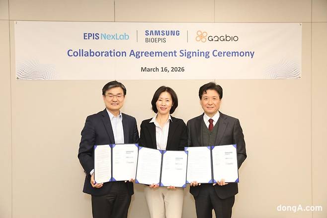 김경아 삼성바이오에피스 사장(가운데)과 홍성원 에피스넥스랩 대표 부사장(왼쪽), 이희용 지투지바이오 대표가 비만치료제 공동 개발 및 라이선스 계약을 체결하고 기념사진을 촬영하고 있다.