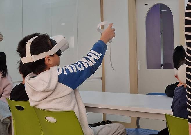 VR 디바이스를 활용해 가상의 공간을 체험하는 모습. 동아사이언스 제공