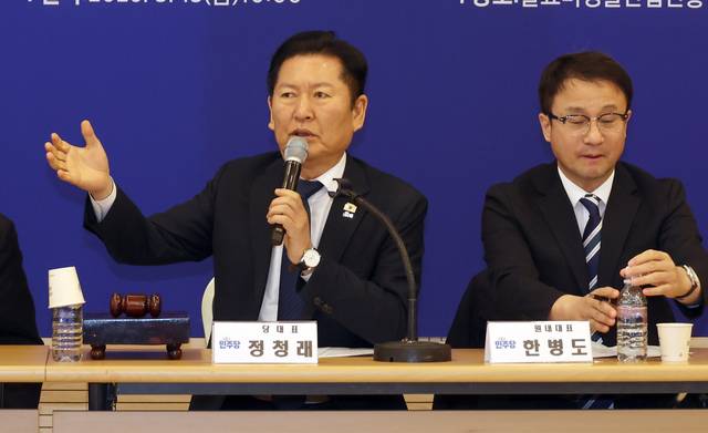 정청래 더불어민주당 당대표가 지난 3월 13일 전북 순창군 발효미생물산업진흥원에서 민주당 현장 최고위원회의를 열어 발언하고 있다. 오른쪽은 한병도 민주당 원내대표.[연합뉴스 사진]