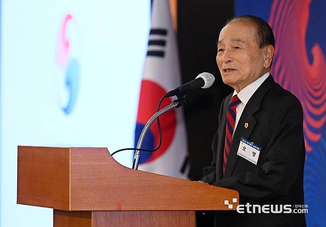 2026 국가발전 심포지움이 'AI가 만들어가는 생산적 사회'를 주제로 16일 서울 중구 롯데호텔에서 열렸다. 오명 국가원로회의 상임의장이 개회사를 하고 있다.  이동근기자 foto@etnews.com