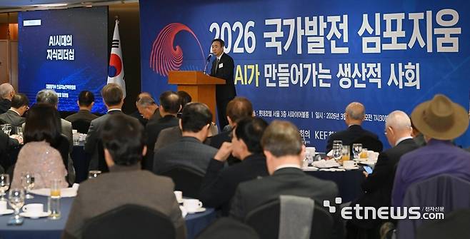 2026 국가발전 심포지움이 'AI가 만들어가는 생산적 사회'를 주제로 16일 서울 중구 롯데호텔에서 열렸다. 임문영 국가인공지능전략위원회 부위원장이 'AI시대의 지식 리더십'을 주제로 기조연설을 하고 있다.  이동근기자 foto@etnews.com