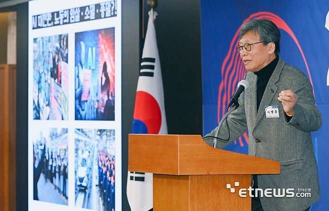 2026 국가발전 심포지움이 'AI가 만들어가는 생산적 사회'를 주제로 16일 서울 중구 롯데호텔에서 열렸다. 이병훈 중앙대 교수가 'AI 대전환과 노동의 미래'를 주제로 기조연설을 하고 있다.  이동근기자 foto@etnews.com