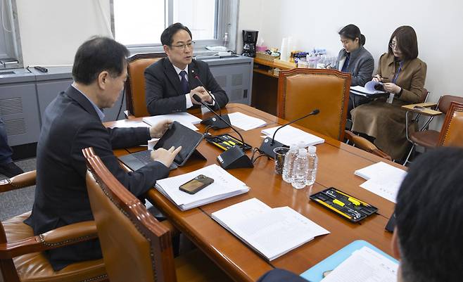 국회 재정경제기획위원회 조세소위원회 위원장인 국민의힘 박수영 의원이 16일 국회에서 열린 조세소위에서 안건을 설명하고 있다. (사진=연합뉴스)