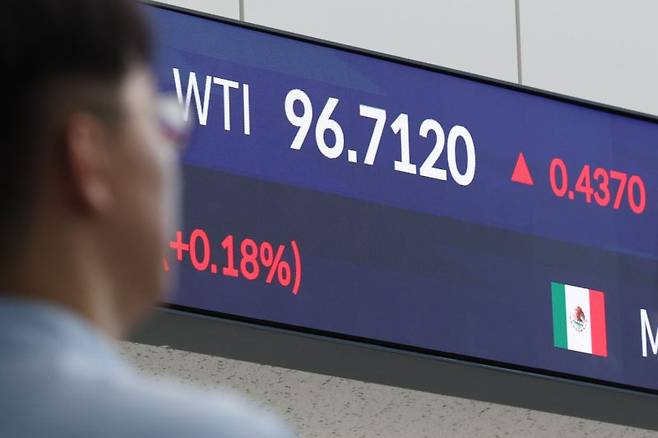 [서울=뉴시스] 권창회 기자 = 13일 오전 서울 중구 우리은행 본점 딜링룸 전광판에 서부텍사스산중질유(WTI) 가격이 표시되어 있다. 이란의 새 최고지도자로 선출된 아야톨라 세예드 모즈타바 하메네이가 호르무즈 해협 봉쇄를 포함해 미국·이스라엘에 대한 초강경 대응을 선언하며 국제유가가 다시 급등하고 있다. 2026.03.13. kch0523@newsis.com /사진=뉴시스