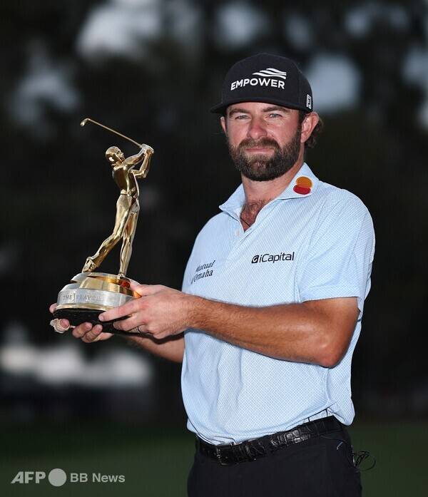 2026년 미국프로골프(PGA) 투어 '제5의 메이저 대회'로 불리는 플레이어스 챔피언십 우승을 차지한 캐머런 영(미국)이 우승 트로피를 들고 기념 촬영하는 모습이다. 사진제공=ⓒAFPBBNews = News1 (사진을 무단으로 사용하지 마십시오.)