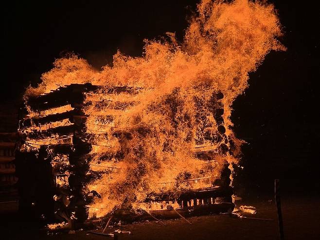 지난 14일 저녁 7시 제주시 애월읍 봉성리 새별오름 앞에 만들어 놓은 달집이 불타오르고 있다. 서보미 기자