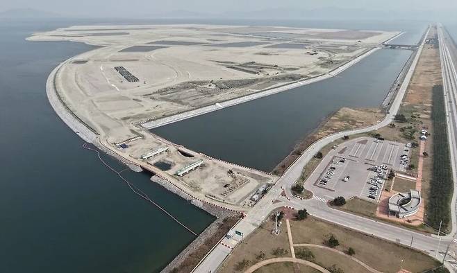 전북 새만금 ‘스마트 수변도시’ 매립지. 맞은편에 새만금 신항이 건설 중이다. 새만금개발청 제공