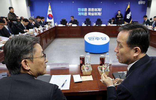 이형일 재정경제부 1차관(오른쪽)과 권대영 금융위원회 부위원장이 16일 국회 의원회관에서 열린 더불어민주당 중동사태 경제 대응 태스크포스(TF) 2차 회의에서 이야기를 나누고 있다. 연합뉴스