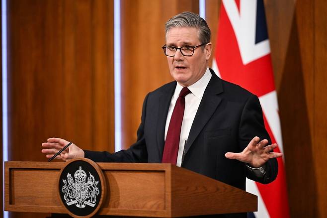 키어 스타머 영국 총리가 16일(현지시각) 영국 런던 다우닝가 10번지 총리관저에서 기자회견을 열고 미국으로부터 받은 호르무즈해협 호위 함정 파견 요청에 대한 자신의 뜻을 밝히고 있다. EPA 연합뉴스