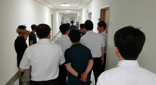 2016년 7월13일 서울 서대문구 세브란스병원에 민주노총 산하 청소노조(공공운수노조 서경지부 세브란스병원분회)가 설립되자 보안업체 직원들이 노조 출범식 개최를 방해할 목적으로 강당 문을 막고 있다. 공공운수노조 서울지부 제공