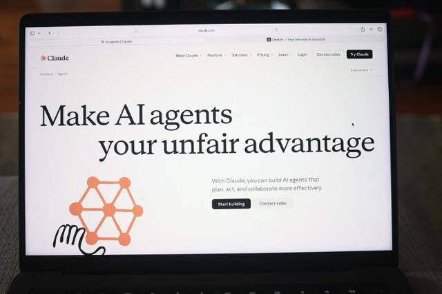 한 이용자의 컴퓨터 화면 위로 앤트로픽이 개발한 인공지능(AI) 클로드 창이 떠 있다. AFP 연합뉴스