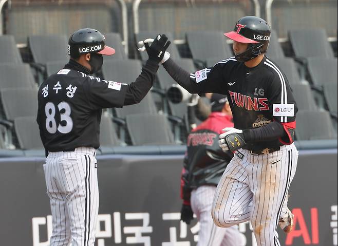 <yonhap photo-0830="">16일 경기도 수원케이티위즈파크에서 열린 프로야구 LG 트윈스와 kt wiz의 시범경기. 6회초 무사 주자 2루에서 LG 추세현이 홈런을 치고 베이스를 돌고 있다. [사진=연합뉴스]</yonhap>