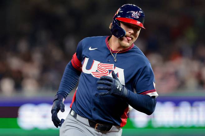 <yonhap photo-7515=""> Mar 15, 2026; Miami, FL, United States; United States third baseman Gunnar Henderson (11) rounds the bases after hitting a home run in the fourth inning against the Dominican Republic during a semifinal game of the 2026 World Baseball Classic at loanDepot Park. Mandatory Credit: Sam Navarro-Imagn Images/2026-03-16 11:30:07/ <저작권자 ⓒ 1980~2026 ㈜연합뉴스. 무단 전재 재배포 금지, AI 학습 및 활용 금지></yonhap>