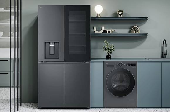 LG전자 프렌치도어 냉장고와 일체형 세탁건조기 '히트펌프 워시콤보' 신제품이 집 안 공간에 배치된 모습 [사진=LG전자]