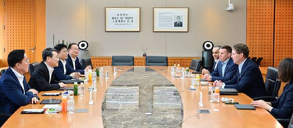 LG와 메르세데스-벤츠 최고 경영진이 지난해 11월 서울 여의도 LG트윈타워에서 만나 LG의 자동차 부품 사업 역량을 결집한 ‘원(One) LG’ 솔루션 협업 확대 방안에 대해 논의했다.[사진=LG전자]