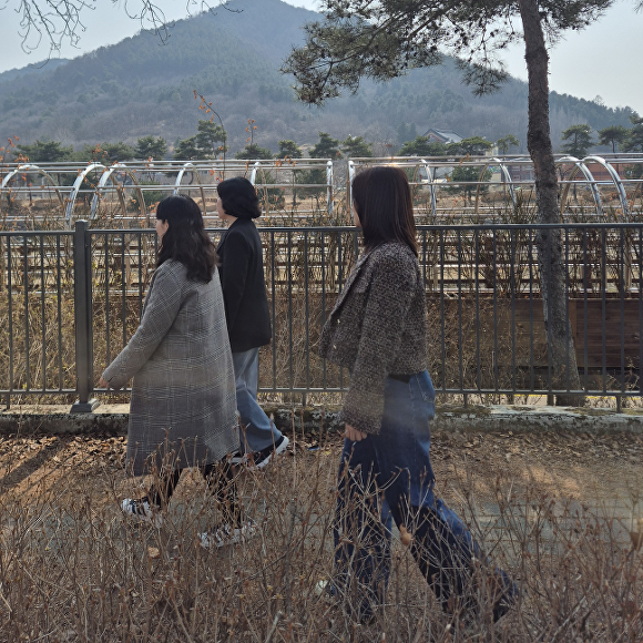 걷다보니 통장부자 사업에 참여한 주민들이 걷기 운동을 하고 있다. [사진=괴산군]