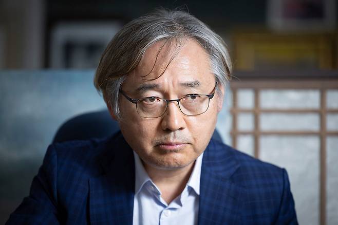 박찬운 한양대 법학전문대학원 교수는 11일 한양대 연구실에서 중앙일보와 만나 "보완수사는 송치된 사건의 동일성 범위 내에서만 수사하도록 하는 것이지 별건 수사를 허용하는 게 아니다"라고 강조했다. 전민규 기자.