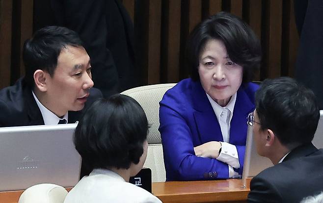 추미애 국회 법제사법위원장(오른쪽 둘째)이 지난 12일 오후 국회 본회의장에서 더불어민주당 김용민, 전현희, 박주민 의원(왼쪽부터 시계반대 방향)과 대화하고 있다. 임현동 기자