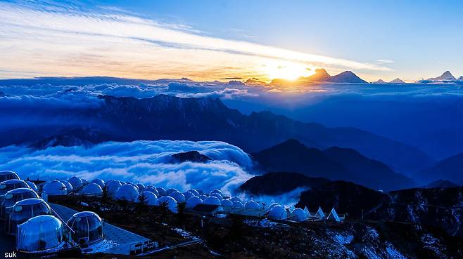 3666m 뉴베이산 정상에서 내려다 본 운해. 사진 석상명 작가