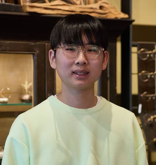 자신의 얼굴과 눈에 비해 다소 큰 검정테 안경을 쓰던 서진하 학생기자는 좀 더 밝은 이미지로 만들어주는 투명 뿔테를 추천받았다.