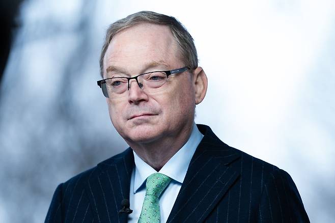 케빈 해셋 미국 백악관 국가경제위원장이 지난 6일(현지시간) 워싱턴 DC 백악관 경내에서 블룸버그 TV와 인터뷰를 하고 있다. EPA=연합뉴스