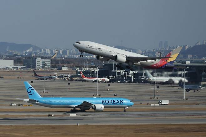 16일 인천국제공항에서 아시아나항공 항공기가 이륙하고 있는 모습. 연합뉴스
