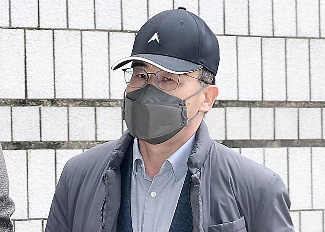 12·3 비상계엄에 가담한 혐의로 기소된 곽종근 전 육군 특수전사령관이 16일 오후 서울 서초구 서울중앙지법에서 열린 내란중요임무종사 등 1차 공판에 출석하고 있다. 뉴스1