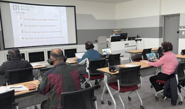 ▲ 13일 한국도로교통공단 강원지부에서 고령운전자 교통안전교육에 참가한 고령운전자들이 인지능력 자가 진단 검사를 진행하고 있다. 최수현 기자