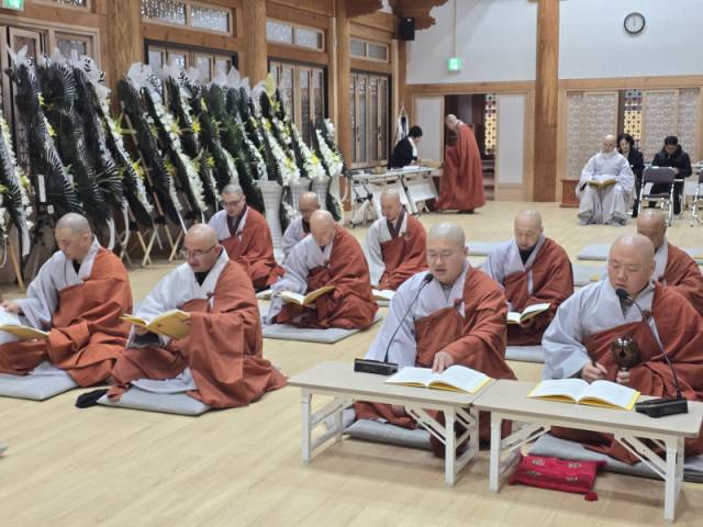 ▲ 월정사 화엄루에 마련된 원행스님의 빈소.