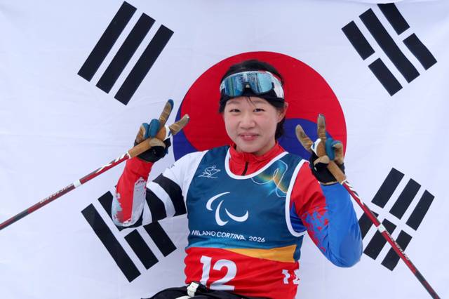 ▲ 김윤지가 15일(현지시간) 이탈리아 테세로 크로스컨트리 스타디움에서 열린 2026 밀라노·코르티나담페초 동계 패럴림픽 크로스컨트리 스키 여자 20㎞ 인터벌 스타트 좌식에서 결승선을 통과한 뒤 포즈를 취하고 있다. 이날 김윤지는 58분23초3의 기록으로 금메달을 목에 걸었다. [대한장애인체육회 제공]