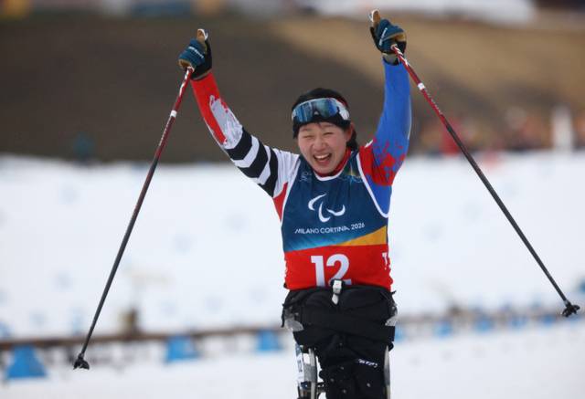 ▲ 2026 밀라노·코르티나 동계 패럴림픽 여자 노르딕스키 크로스컨트리 20㎞ 인터벌 스타트(좌식) 경기가 열린 15일(현지시간) 이탈리아 라고의 테세로 크로스컨트리 경기장에서 김윤지가 결승선을 지나며 환호하고 있다. [REUTERS=연합뉴스]