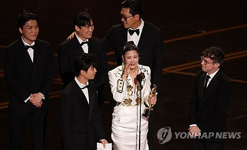 ▲ 넷플릭스 애니메이션 영화 ‘케이팝 데몬 헌터스’(케데헌)가 미국 아카데미 시상식에서 장편 애니메이션상과 주제가상을 동시에 거머쥐며 2관왕을 차지했다. 로이터=연합뉴스