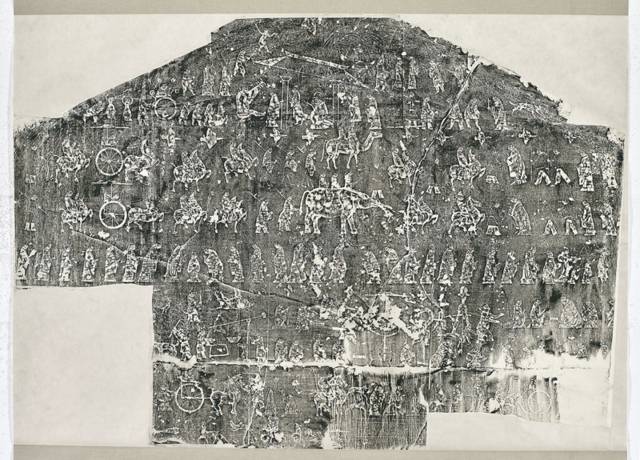 ▲ 중국 가장 오래된 지상 석조 건축물 주 하나인 산둥선 ‘효산당’ 사당에는 3면 벽을 가로질러 7m 넘는 ‘대왕차 행렬도(大王車出行圖)’가 새겨져 있다. 한나라 제후의 외출 장면을 묘사한 것으로 수레와 악대, 코끼리, 호위 병마 등이 등장한다. 사진은 동벽 하상석 탁본. 고판화박물관 제공