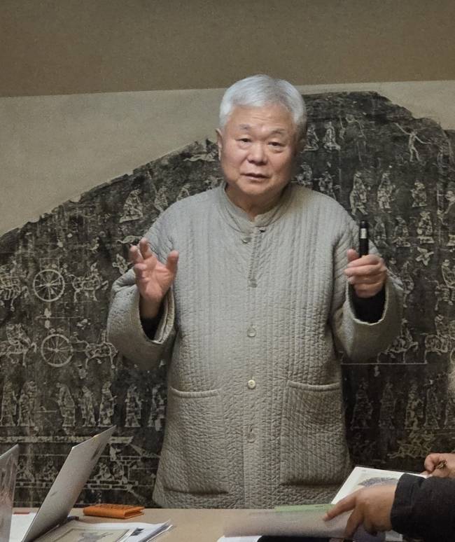 ▲ 한선학 원주 고판화박물관장은 16일 서울 인사동 선천집에서 기자간담회를 개최, 22일 개막하는 ‘돌에 새겨진 역사와 신화 이야기-중국 화상석 탁본 특별전’에 전시작품들을 선공개했다. 김여진 기자